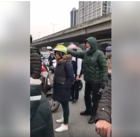 Lương Bổng Người phán xử bức xúc, xô xát với tài xế taxi xôn xao mạng xã hội